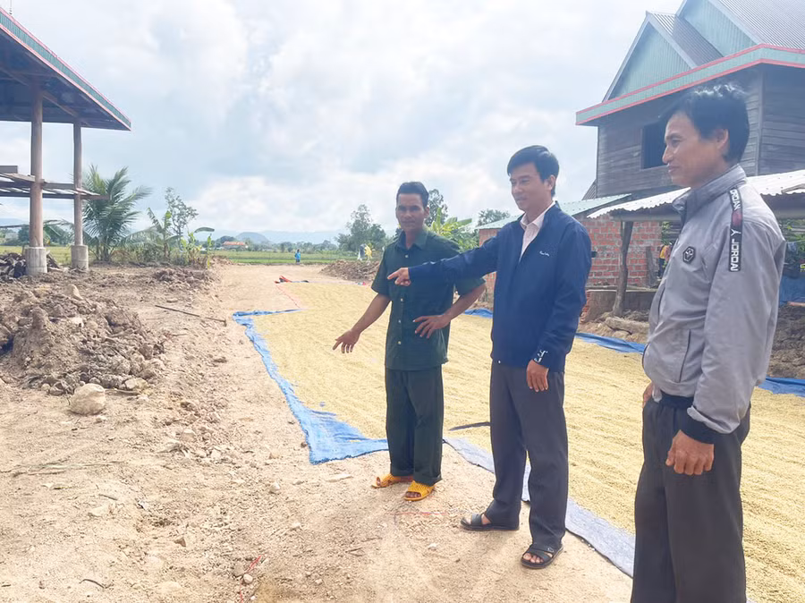 Người dân xã Ia Hiao tự nguyện dời hàng rào để mở rộng đường giao thông nông thôn. Ảnh: V.C Người dân xã Ia Hiao tự nguyện dời hàng rào để mở rộng đường giao thông nông thôn. Ảnh: V.C