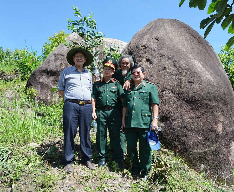 Nguyên cán bộ, chiến sĩ Trung đoàn 95 tham gia khảo sát tại núi Chư Pao (xã Ia Khươl, huyện Chư Păh). Ảnh: Xuân Toản