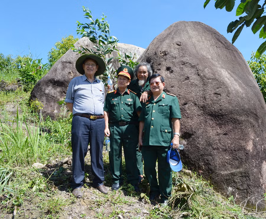 Nguyên cán bộ, chiến sĩ Trung đoàn 95 tham gia khảo sát tại núi Chư Pao (xã Ia Khươl, huyện Chư Păh). Ảnh: Xuân Toản
