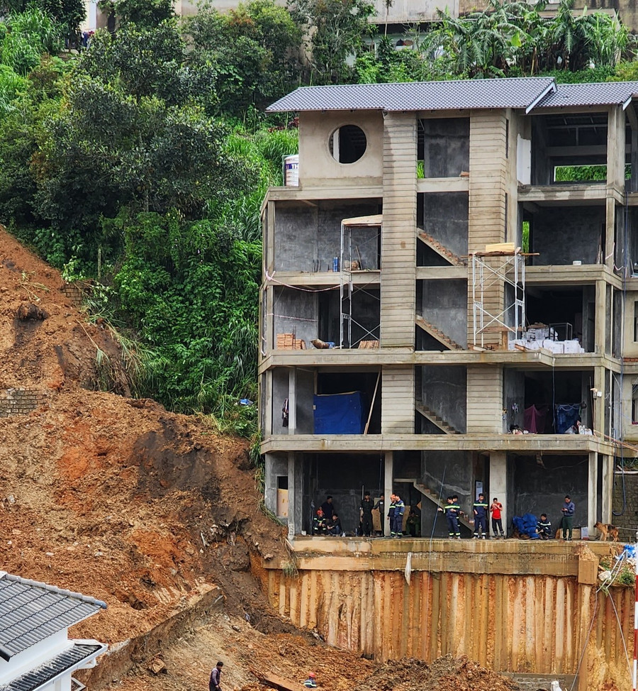 Vào chiều tối 28.6, trên địa bàn TP Đà Lạt xuất hiện một cơn mưa lớn và kéo dài, có thể là nguyên nhân khiến bờ taluy sạt lở. Ảnh: Hữu Long Vào chiều tối 28.6, trên địa bàn TP Đà Lạt xuất hiện một cơn mưa lớn và kéo dài, có thể là nguyên nhân khiến bờ taluy sạt lở. Ảnh: Hữu Long