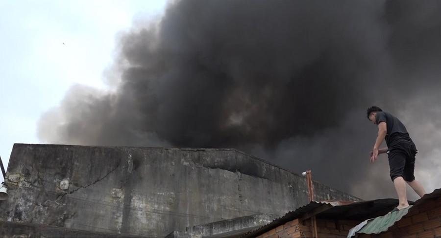 Đến 9h sáng cùng ngày, khói từ ngọn lửa vẫn bốc cao dữ dội. Ảnh: Bảo Trung