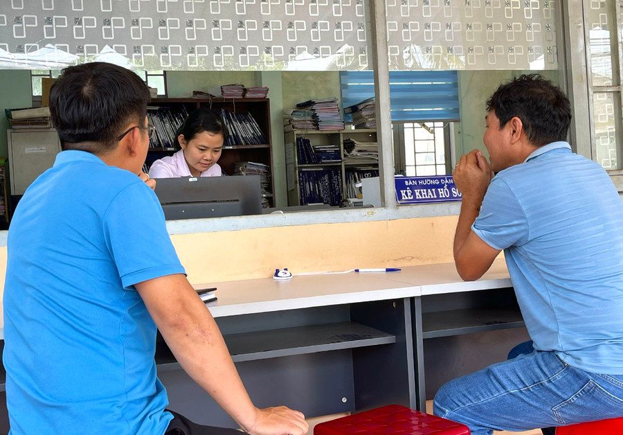 Người dân làm thủ tục tại Văn phòng Đăng ký đất đai-Chi nhánh huyện Ia Grai. Ảnh: M.P