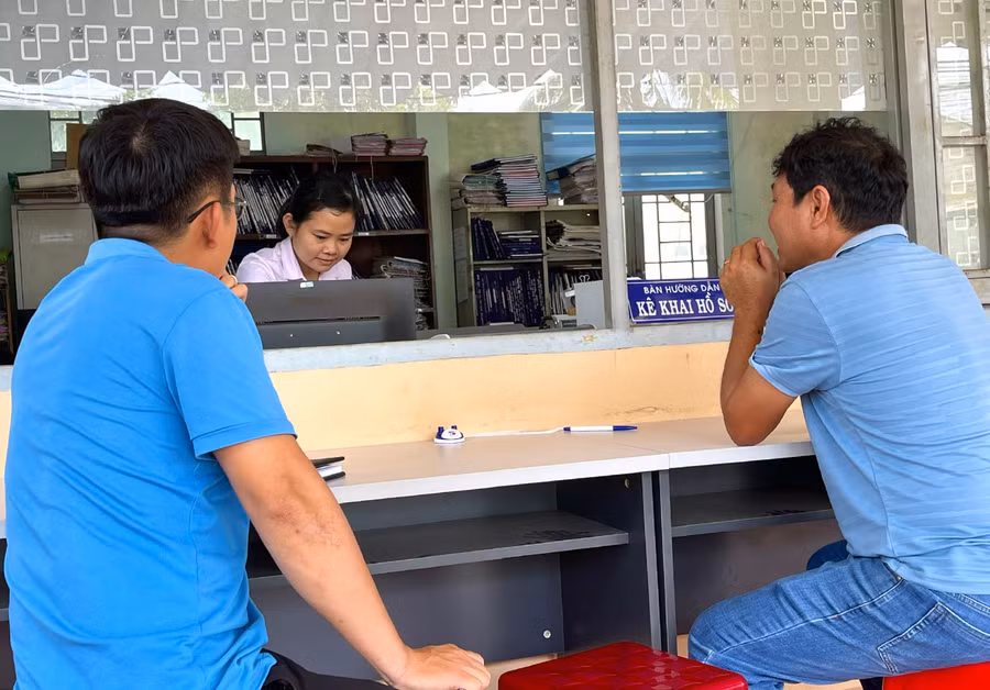 Người dân làm thủ tục tại Văn phòng Đăng ký đất đai-Chi nhánh huyện Ia Grai. Ảnh: M.P Người dân làm thủ tục tại Văn phòng Đăng ký đất đai-Chi nhánh huyện Ia Grai. Ảnh: M.P