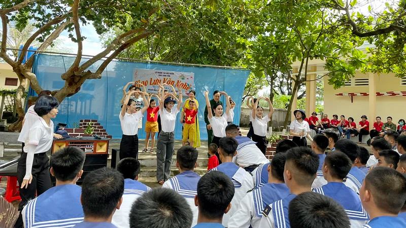 Các nghệ sĩ biểu diễn văn nghệ tại đảo Sinh Tồn thuộc quần đảo Trường Sa thân yêu của Tổ quốc. (Ảnh THÀNH NAM) Các nghệ sĩ biểu diễn văn nghệ tại đảo Sinh Tồn thuộc quần đảo Trường Sa thân yêu của Tổ quốc. (Ảnh THÀNH NAM)