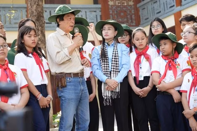 Ông Võ Điện Biên nói chuyện với đoàn đại biểu Liên hoan "Chiến sĩ nhỏ Điện Biên". Ảnh BTC