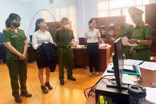 Bà Hứa Thị Thể (khoanh tròn) khi bị cơ quan công an bắt giữ