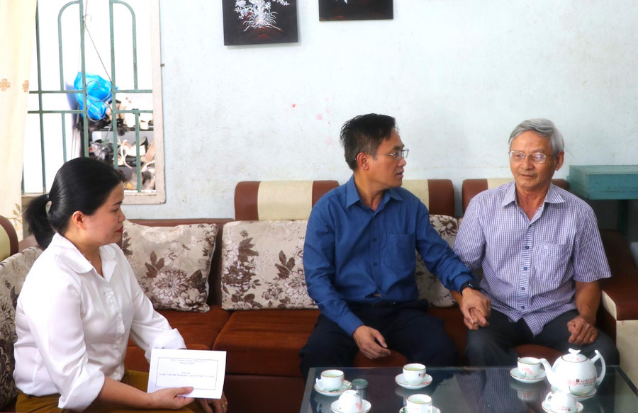 Nhân kỷ niệm 77 năm Ngày Thương binh-Liệt sĩ (27-7) lãnh đạo thị xã An Khê thăm hỏi động viên, tặng quà người có công. Ảnh: Ngọc Minh Nhân kỷ niệm 77 năm Ngày Thương binh-Liệt sĩ (27-7) lãnh đạo thị xã An Khê thăm hỏi động viên, tặng quà người có công. Ảnh: Ngọc Minh
