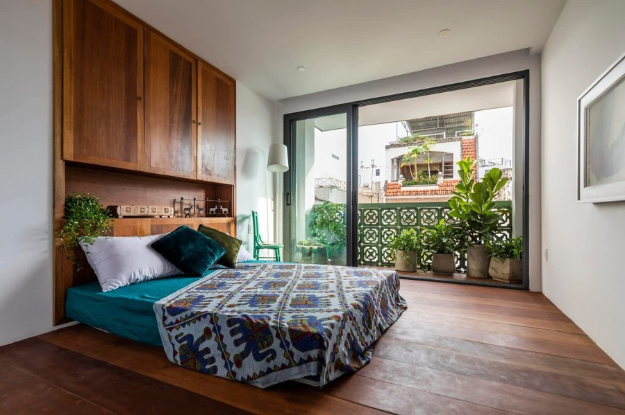 Lưu ý nên để cây xanh xa khu vực giường ngủ. Ảnh: MM Home Lưu ý nên để cây xanh xa khu vực giường ngủ. Ảnh: MM Home