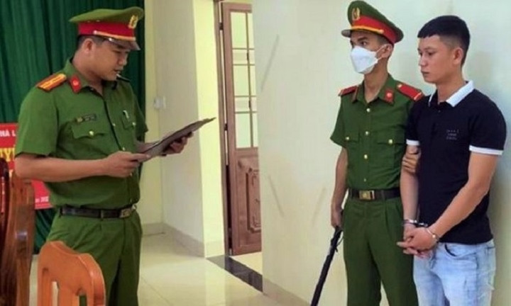 Lực lượng chức năng đọc quyết định khởi tố đối với Hồ Tấn Đạt. (Ảnh: C.A)