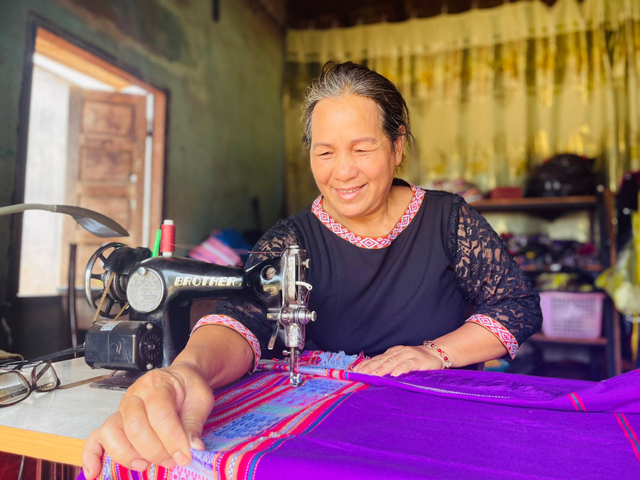 Mỗi tháng, bà Siu H'Phưl nhận may và bán ra thị trường 130-150 sản phẩm thổ cẩm. Ảnh: N.H Mỗi tháng, bà Siu H'Phưl nhận may và bán ra thị trường 130-150 sản phẩm thổ cẩm. Ảnh: N.H