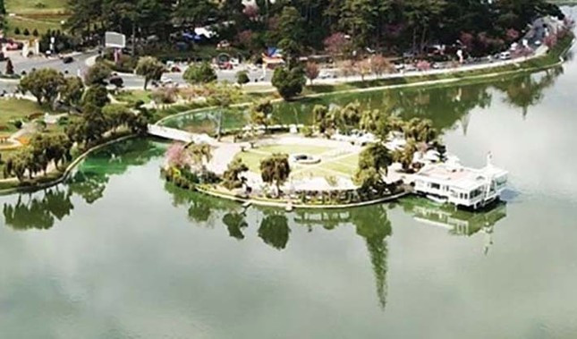 Đảo nổi nhà hàng Thủy Tạ ở hồ Xuân Hương. Đảo nổi nhà hàng Thủy Tạ ở hồ Xuân Hương.