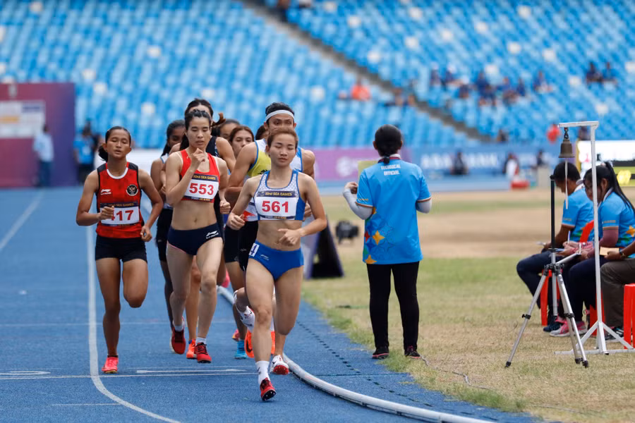 Nguyễn Thị Oanh được 4 HCV, tương đương với 135 triệu đồng từ nguồn thưởng của nhà nước. Ảnh: Giang Lao