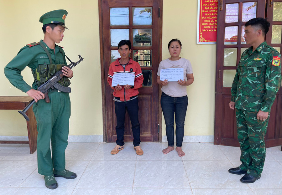 Bộ đội Biên phòng tỉnh bắt giữ 2 đối tượng mua bán pháo trái phép ngày 8-12. Ảnh: Vĩnh Hoàng