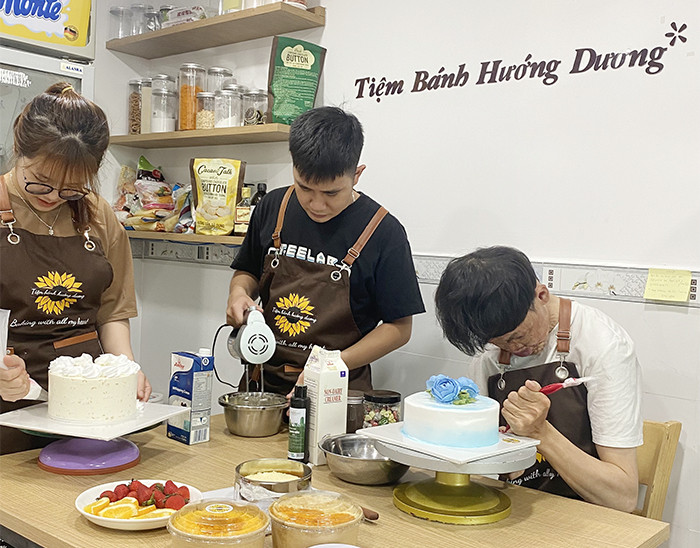 Họ luôn làm việc chăm chỉ và chỉn chu cho mỗi đơn hàng. Họ luôn làm việc chăm chỉ và chỉn chu cho mỗi đơn hàng.