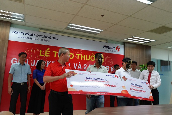 Hai người đến từ TP HCM cùng nhận thưởng giải Jackpot 1 và 2 của Vietlott - Ảnh 1. Ông L.H.L và ông T.Q.H cùng nhận giải Jackpot 1 và Jackpot 2