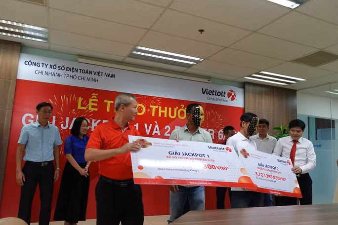 Hai người đến từ TP HCM cùng nhận thưởng giải Jackpot 1 và 2 của Vietlott - Ảnh 1. Ông L.H.L và ông T.Q.H cùng nhận giải Jackpot 1 và Jackpot 2