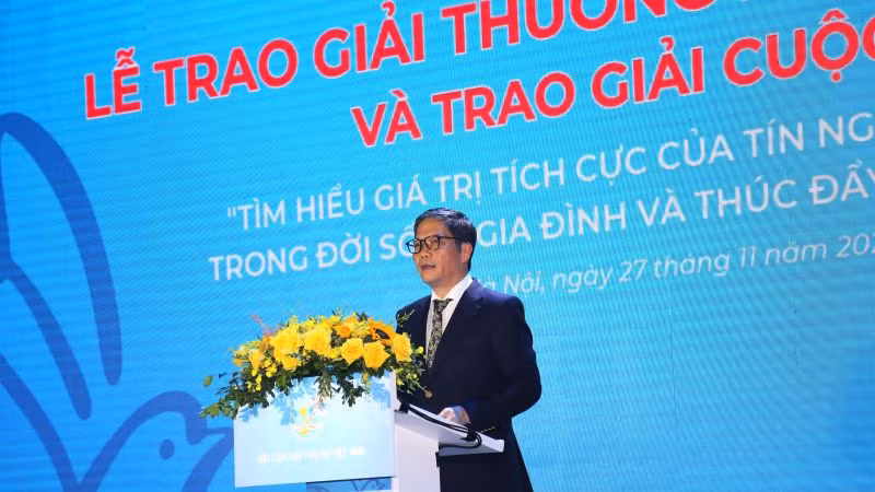 Đồng chí Trần Tuấn Anh, Ủy viên Bộ Chính trị, Trưởng Ban Kinh tế Trung ương phát biểu tại buổi lễ,