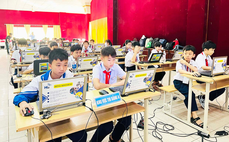 Các thí sinh dự thi bảng A tại Hội thi Tin học trẻ tỉnh Gia Lai lần thứ XXII. Ảnh: P.L Các thí sinh dự thi bảng A tại Hội thi Tin học trẻ tỉnh Gia Lai lần thứ XXII. Ảnh: P.L