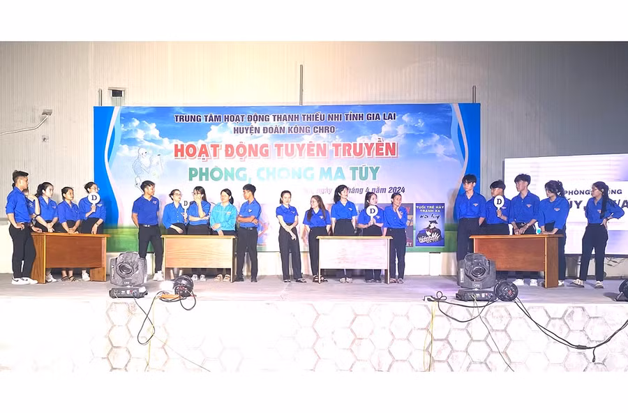 Đoàn viên, thanh niên huyện Kông Chro trả lời các câu hỏi tại buổi tuyên truyền về phòng-chống ma túy và các tệ nạn xã hội. Ảnh: H.Đ.T