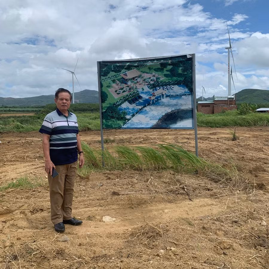 Thăm khu đất được chọn để xây dựng Nhà lưu niệm Anh hùng Đỗ Trạc (xã Cửu An, thị xã An Khê). Ảnh: B.Q.V