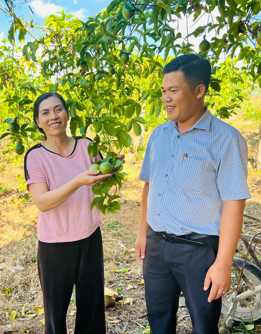 Ông Trần Xuân Kiếm-Chủ tịch UBND phường An Tân tham quan mô hình phát triển kinh tế của người dân. Ảnh: N.H