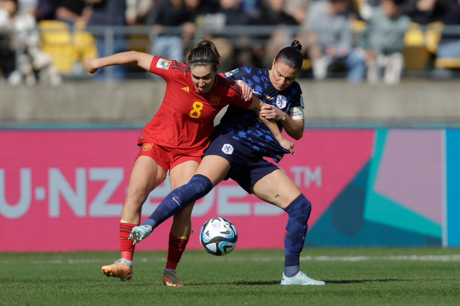 Tuyển nữ Hà Lan gặp quá nhiều khó khăn trước lối chơi tấn công đa dạng của tuyển nữ Tây Ban Nha. Ảnh: LĐBĐ Hà Lan Tuyển nữ Hà Lan gặp quá nhiều khó khăn trước lối chơi tấn công đa dạng của tuyển nữ Tây Ban Nha. Ảnh: LĐBĐ Hà Lan