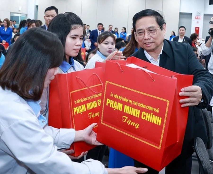 Thủ tướng Phạm Minh Chính tặng quà cho công nhân, người lao động tại Công ty Kefico thuộc Tập đoàn Hyundai Motor, Khu công nghiệp Đại An, tỉnh Hải Dương. Ảnh: VIẾT CHUNG/SGGPO Thủ tướng Phạm Minh Chính tặng quà cho công nhân, người lao động tại Công ty Kefico thuộc Tập đoàn Hyundai Motor, Khu công nghiệp Đại An, tỉnh Hải Dương. Ảnh: VIẾT CHUNG/SGGPO