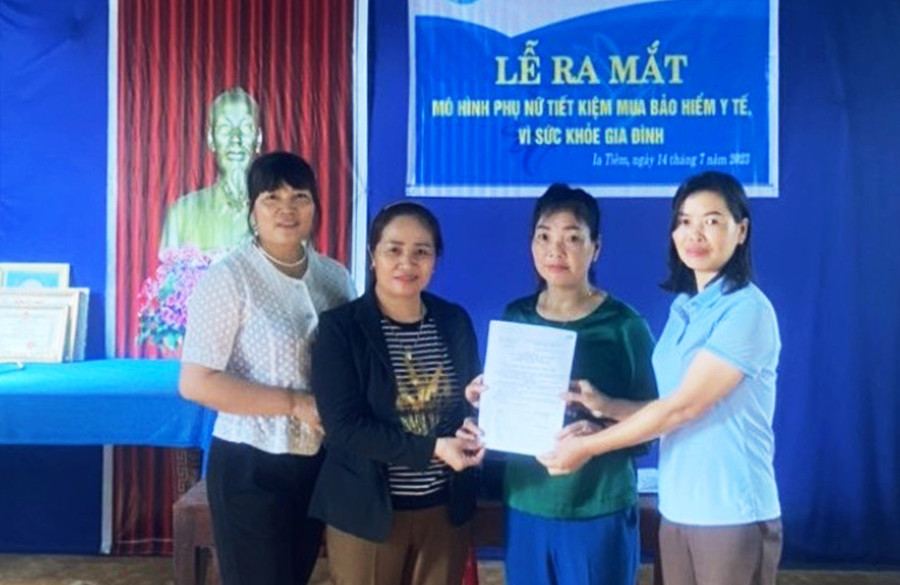 Hội LHPN xã Ia Tiêm trao Quyết định thành lập CLB cho Ban chủ nhiệm. Ảnh: Hoàng Viên Hội LHPN xã Ia Tiêm trao Quyết định thành lập CLB cho Ban chủ nhiệm. Ảnh: Hoàng Viên