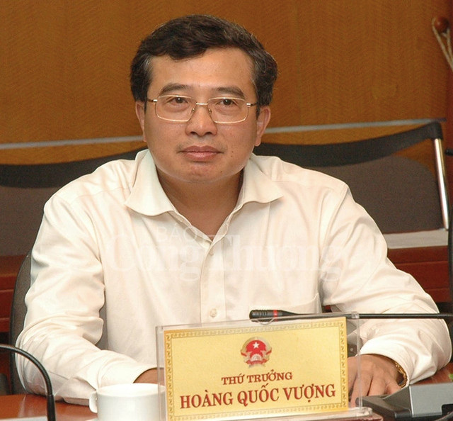 Ông Hoàng Quốc Vượng khi còn làm thứ trưởng. Ảnh: NLĐO