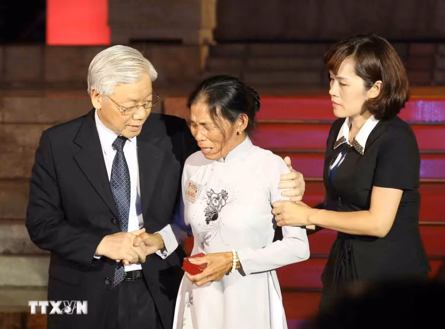 Dù giữ vị trí trọng yếu của Đảng nhưng trong cuộc sống đời thường, Tổng Bí thư Nguyễn Phú Trọng lại sống rất giản dị, khiêm tốn, mẫu mực và chân thành, rất gần gũi với quần chúng nhân dân. (Nguồn: TTXVN) Dù giữ vị trí trọng yếu của Đảng nhưng trong cuộc sống đời thường, Tổng Bí thư Nguyễn Phú Trọng lại sống rất giản dị, khiêm tốn, mẫu mực và chân thành, rất gần gũi với quần chúng nhân dân. (Nguồn: TTXVN)