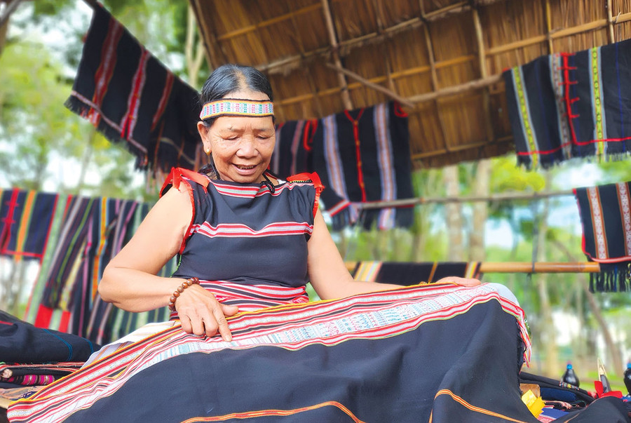 Với hầu hết phụ nữ ở làng Kép 2, tấm thổ cẩm có nhiều hoa văn độc đáo không chỉ là tác phẩm được làm bằng tay kỳ công mà còn là sự sáng tạo và nơi gửi gắm những tình cảm, tâm tư của họ. Ảnh: T.D Với hầu hết phụ nữ ở làng Kép 2, tấm thổ cẩm có nhiều hoa văn độc đáo không chỉ là tác phẩm được làm bằng tay kỳ công mà còn là sự sáng tạo và nơi gửi gắm những tình cảm, tâm tư của họ. Ảnh: T.D
