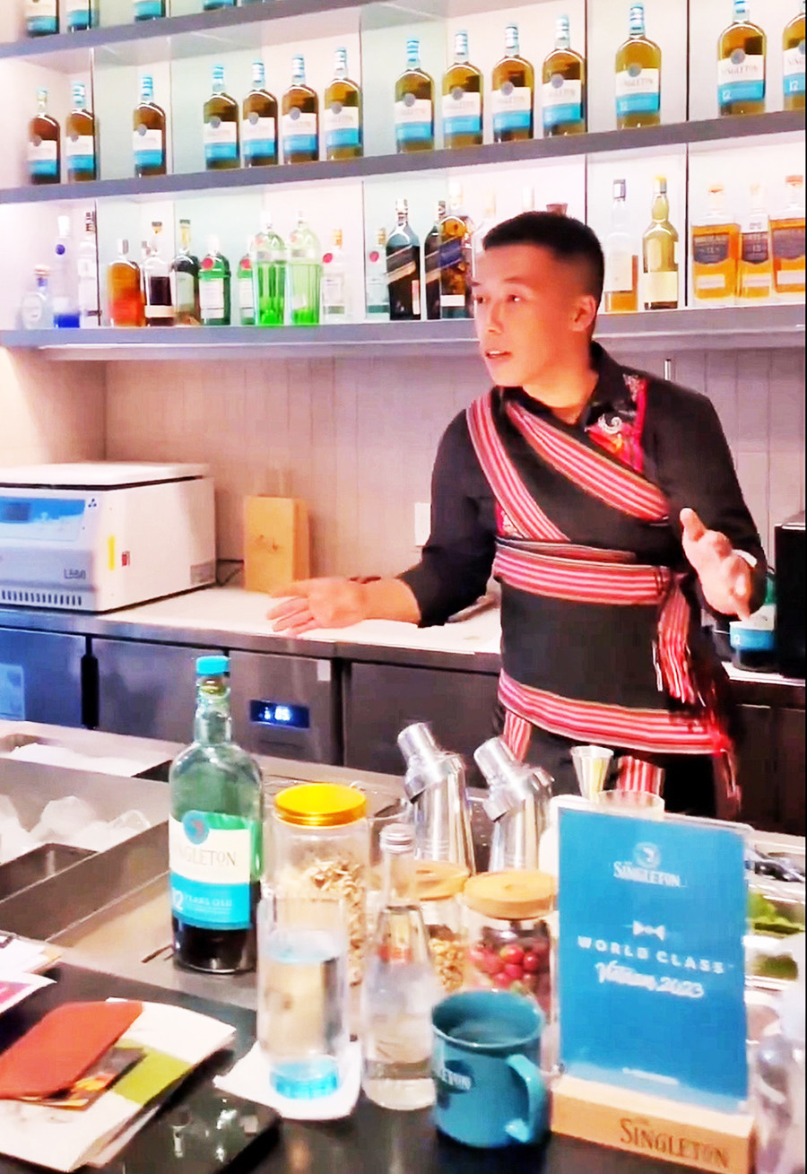 Anh Bảo rất thích dùng nguyên liệu bản địa như hoa cà phê, chanh dây, mật ong, kiến vàng… để đưa vào đồ uống như một cách kể chuyện về vùng đất, văn hóa, con người (ảnh nhân vật cung cấp). Anh Bảo rất thích dùng nguyên liệu bản địa như hoa cà phê, chanh dây, mật ong, kiến vàng… để đưa vào đồ uống như một cách kể chuyện về vùng đất, văn hóa, con người (ảnh nhân vật cung cấp).