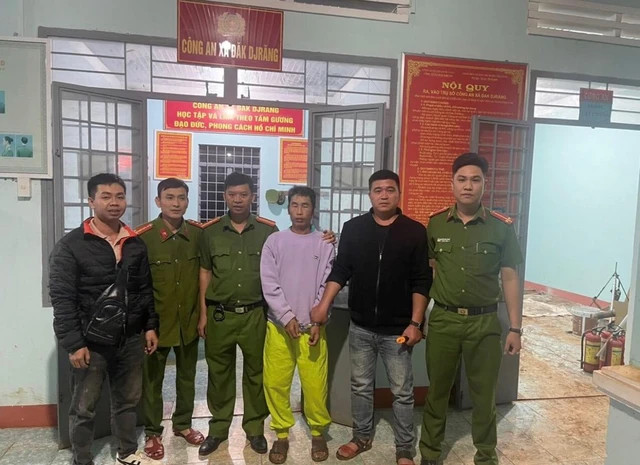 Sơn bị bắt giữ, di lý về trụ sở công an xã Đak Djrăng ngay trong đêm Sơn bị bắt giữ, di lý về trụ sở công an xã Đak Djrăng ngay trong đêm