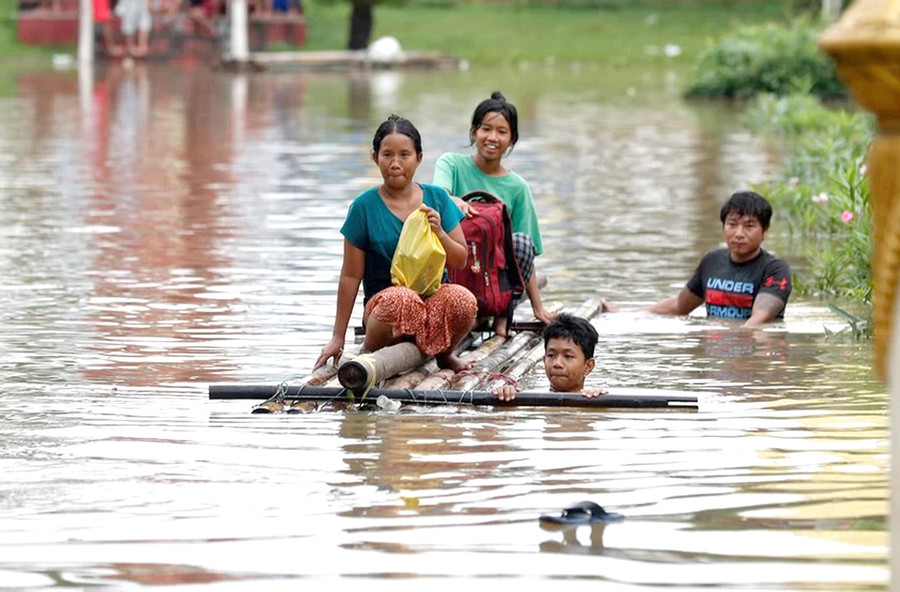 Người dân TP. Taungo (Myanmar) đang phải chống chọi với ảnh hưởng từ bão Yagi. Ảnh: EPA