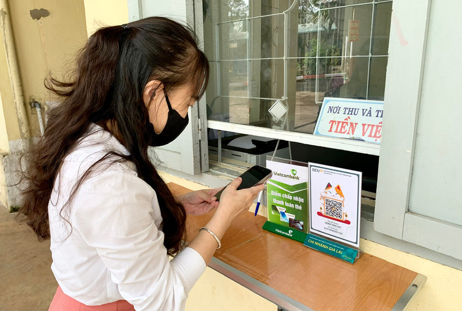 Người dân thực hiện thanh toán chi phí dịch vụ y tế không dùng tiền mặt tại Bệnh viện 331. Ảnh: Như Nguyện