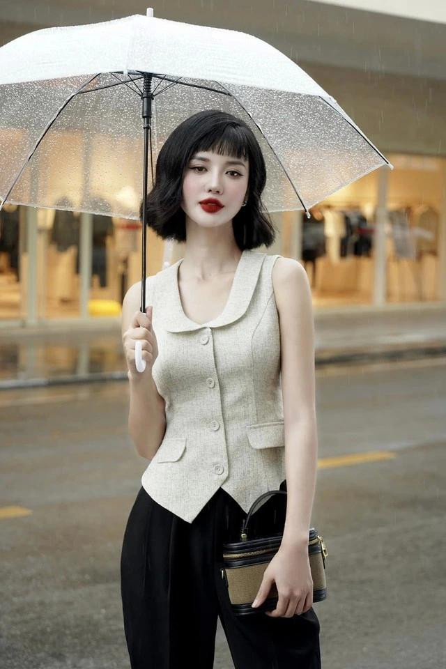 Trên nền vải text cao cấp đứng phom, mẫu áo gile cổ bèo hiện lên tinh tế trên từng đường nét. Được phối cùng quần baggy đen nhằm mang đến một tổng thể thanh lịch, độc đáo đan xen nét quyến rũ cùng sự thoải mái. Ảnh 2FLEURS