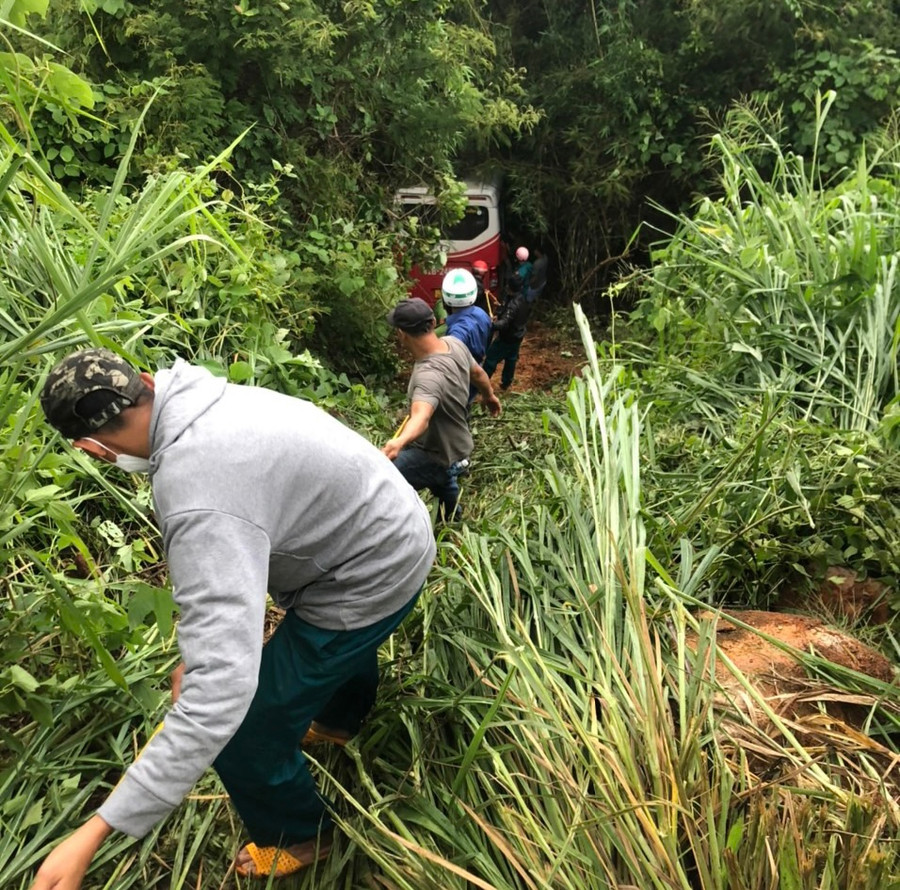Người dân và hành khách cố gắng kéo chiếc xe gặp nạn lên khỏi vực đèo. Ảnh: Phạm Duy Người dân và hành khách cố gắng kéo chiếc xe gặp nạn lên khỏi vực đèo. Ảnh: Phạm Duy