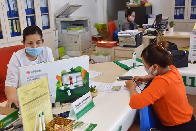 Nhiều khách hàng đang tìm hiểu về các chương trình cho vay ưu đãi và thủ tục để chuyển khoản vay sang NH khác sau ngày 1-9 . Ảnh: TẤN THẠNH