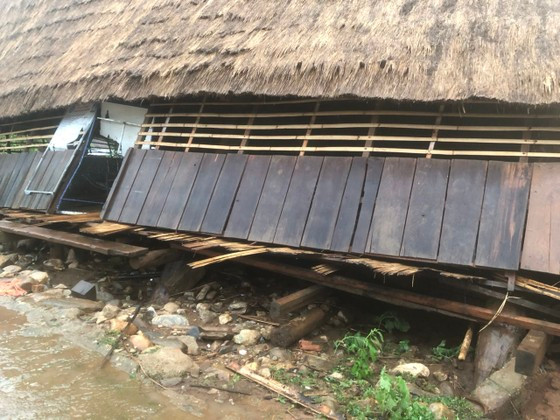 Nhà rông bị ngã đổ Nhà rông bị ngã đổ