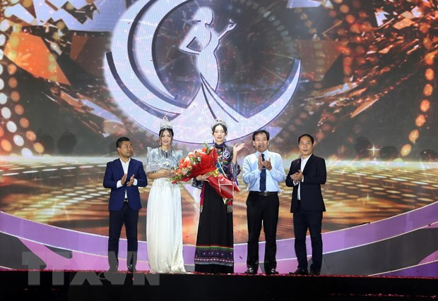 Thí sinh Trần Huyền Anh, số báo danh 247 đăng quang Hoa khôi Du lịch Tây Bắc 2023. (Ảnh: Quốc Khánh/TTXVN)