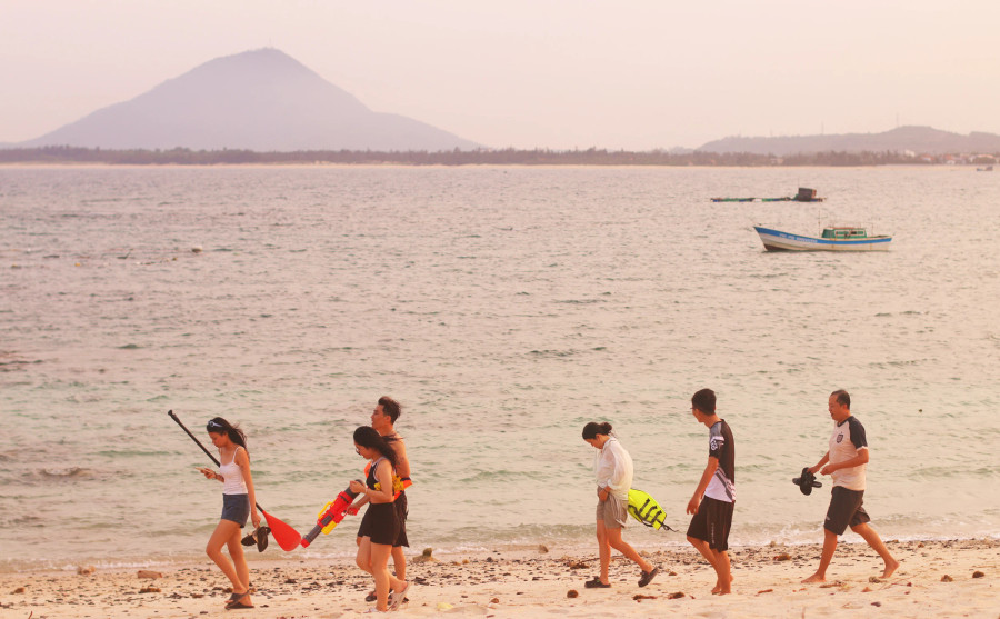 Khách ra đảo ăn đặc sản, chèo thuyền hơi, chơi thể thao, tắm biển, lặn ngắm san hô... Trên đảo có lều trại để khách lưu trú qua đêm. Ảnh: TRÍ MINH