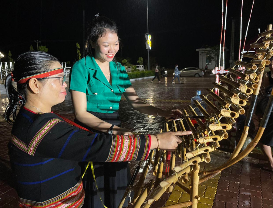 Nghệ nhân xã Chư Mố hướng dẫn du khách cách đánh đàn T'rưng. Ảnh: Vũ Chi Nghệ nhân xã Chư Mố hướng dẫn du khách cách đánh đàn T'rưng. Ảnh: Vũ Chi