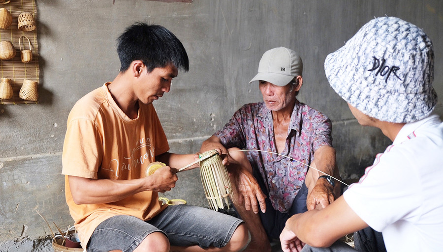 "Bây giờ, chúng tôi hoàn toàn tự tin đưa sản phẩm đi giới thiệu ở bất cứ đâu, kể cả thị trường quốc tế”-anh Cương nói. Ảnh: Hoàng Ngọc "Bây giờ, chúng tôi hoàn toàn tự tin đưa sản phẩm đi giới thiệu ở bất cứ đâu, kể cả thị trường quốc tế”-anh Cương nói. Ảnh: Hoàng Ngọc