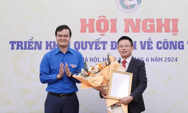 Bí thư thứ nhất TƯ Đoàn Bùi Quang Huy trao Quyết định và tặng hoa chúc mừng nhà báo Phùng Công Sưởng.