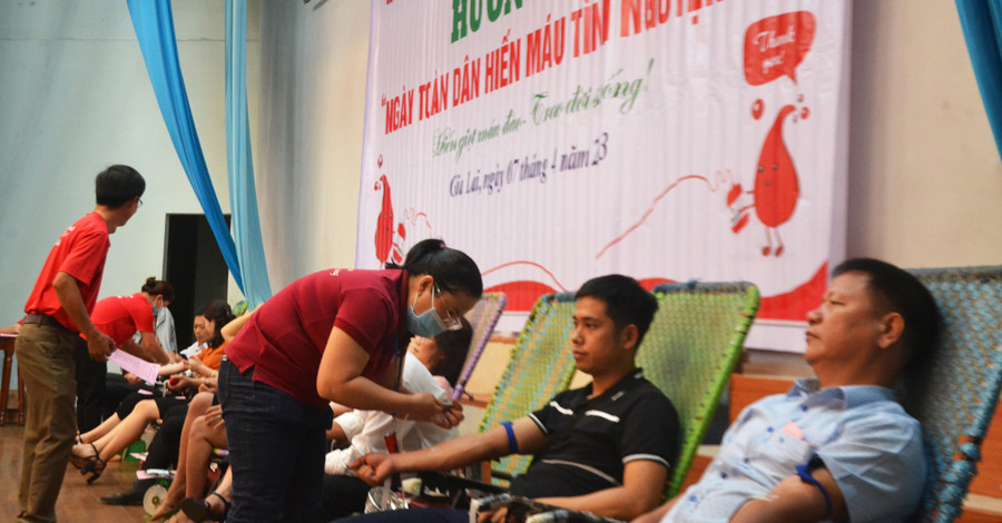 Cán bộ, nhân viên Kho bạc Nhà nước tỉnh hưởng ứng “Ngày toàn dân hiến máu tình nguyện” tại Nhà Thiếu nhi TP. Pleiku. Ảnh: H.C