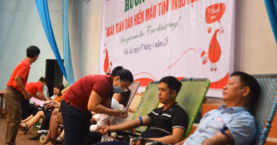 Cán bộ, nhân viên Kho bạc Nhà nước tỉnh hưởng ứng “Ngày toàn dân hiến máu tình nguyện” tại Nhà Thiếu nhi TP. Pleiku. Ảnh: H.C