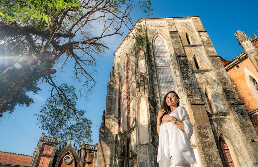 Vương cung thánh đường Sở Kiện với vẻ đẹp cổ kính. Ảnh NGÂN HÀ Vương cung thánh đường Sở Kiện với vẻ đẹp cổ kính. Ảnh NGÂN HÀ