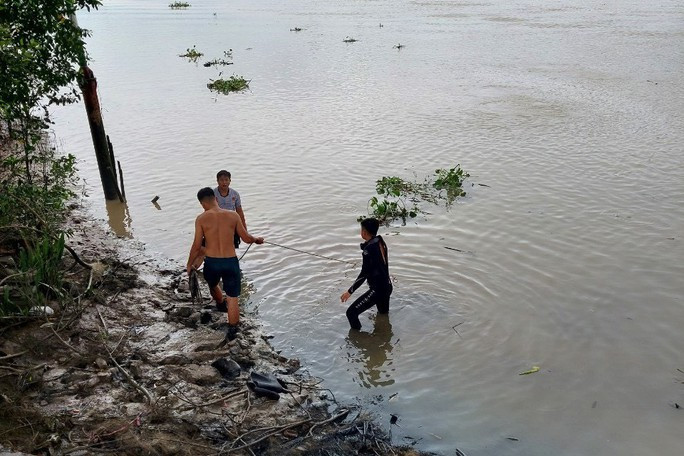 TP HCM: 2 bé trai tử vong gần cầu Hiệp Phước - Ảnh 1. Lực lượng chức năng triển khai phương án tìm kiếm nạn nhân