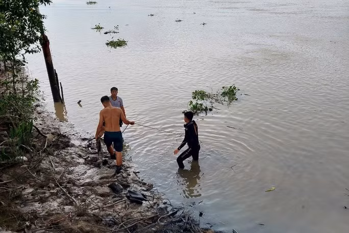 Lực lượng chức năng triển khai phương án tìm kiếm nạn nhân