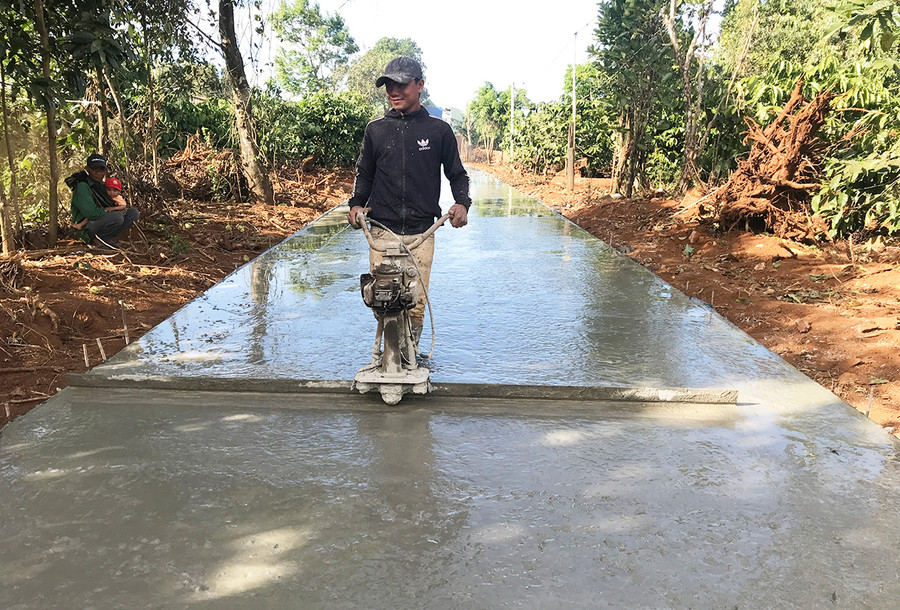 Người dân làng O Yố (xã Ia Băng, huyện Đak Đoa) đóng góp ngày công làm đường giao thông nông thôn. Ảnh: N.D